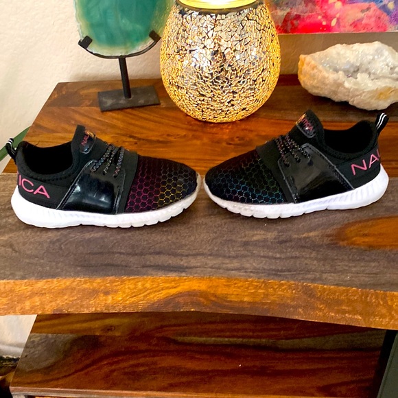 ❌SOLD❌ Little Girl’s Náutica slip on sneakers with multicolored sparkle design - Picture 4 of 8